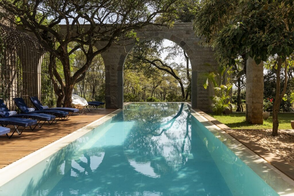 Pool giraffe manor spa